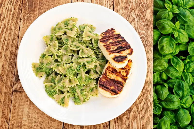 Halloumipasta Salaatti