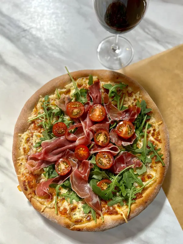 Juustopizza Täytteillä